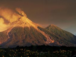 El Volcán de Fuego se encuentra al suroeste de la capital guatemalteca, entre las provincias de Escuintla, Chimaltenango y Sacatepéquez.  EFE / ARCHIVO
