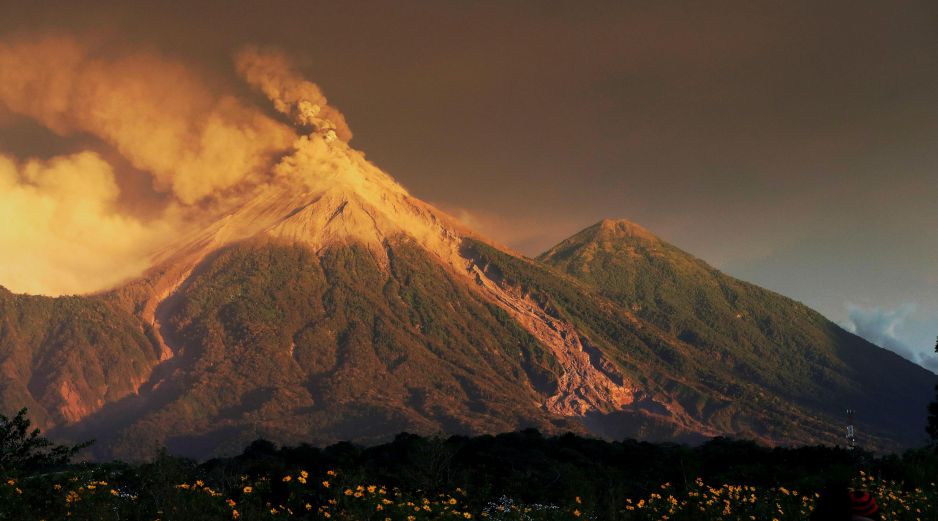 El Volcán de Fuego se encuentra al suroeste de la capital guatemalteca, entre las provincias de Escuintla, Chimaltenango y Sacatepéquez.  EFE / ARCHIVO