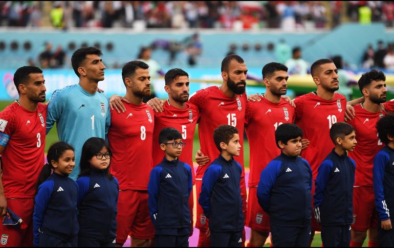 Los futbolistas de Irán se formaron para entonar su himno, pero al momento que inició, estos decidieron guardar silencio. EFE / N. Hall