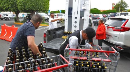 José Luis compró más de 100 salsas sazonadoras aprovechando los descuentos del Buen Fin 2022. EL INFORMADOR/ ALONSO CAMACHO