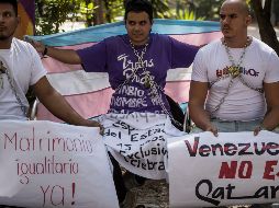 Los hombres pertenecientes a la comunidad LGBTI protestan encadenados en busca de apoyo a su causa, y de no ser atenidos en las siguientes horas, amenazan con iniciar huelga de hambre. EFE/M. GUTIERREZ