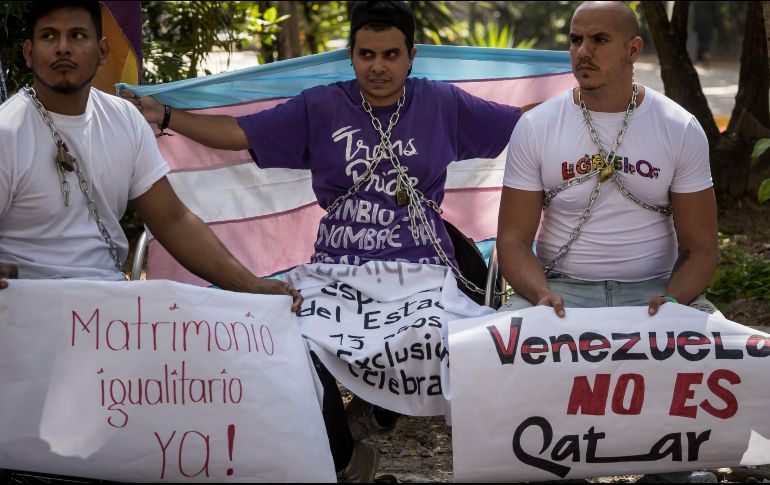 Los hombres pertenecientes a la comunidad LGBTI protestan encadenados en busca de apoyo a su causa, y de no ser atenidos en las siguientes horas, amenazan con iniciar huelga de hambre. EFE/M. GUTIERREZ