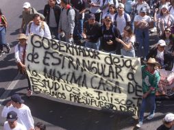 En este contingente que provenía del oriente de la ciudad, según autoridades universitarias, había más de 15 mil personas. EL INFORMADOR / C. Zepeda