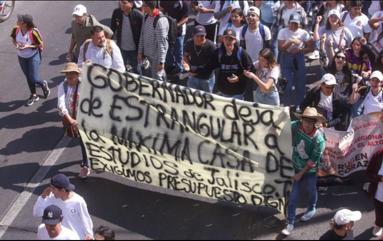 En este contingente que provenía del oriente de la ciudad, según autoridades universitarias, había más de 15 mil personas. EL INFORMADOR / C. Zepeda