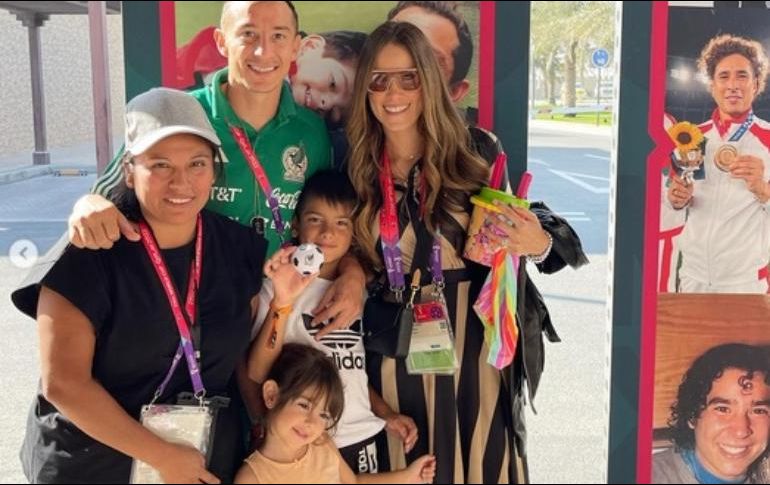 Sandra de la Vega publicó una imagen junto a su esposo Andrés Guardado, sus hijos y la niñera. INSTAGRAM / sandradlv