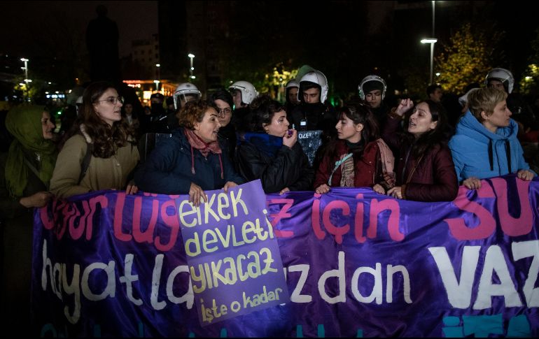 Policía de Estambul obstruye el paso a las manifestantes para impedir que la protesta se lleve a cabo en la avenida Istiklal. EFE/E. Sahin