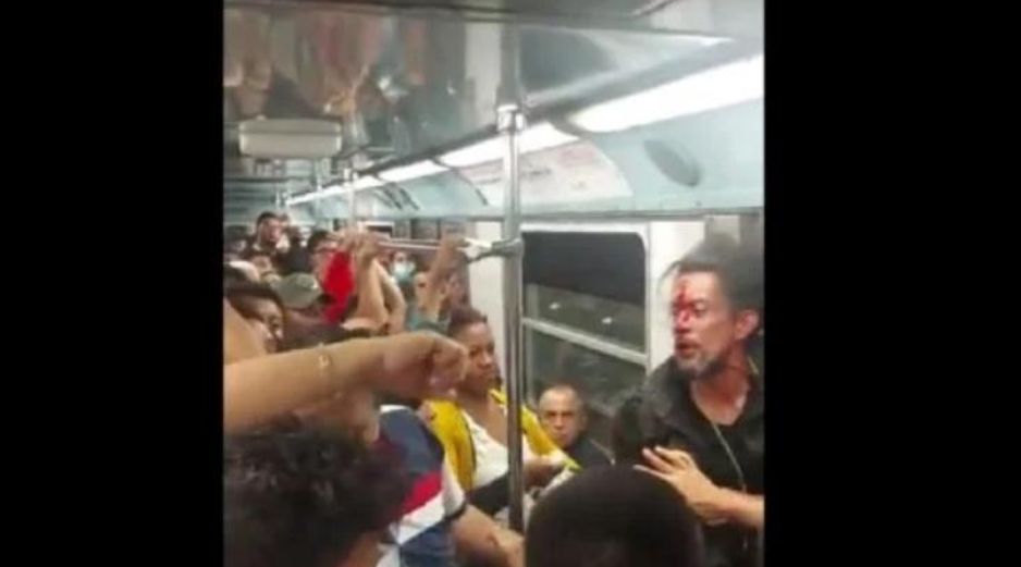 El hombre con la cara bañada en sangre jaló la palanca de auxilio para ser atendido por policías de la estación. ESPECIAL