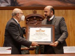 El rector general de la UdeG, Ricardo Villanueva Lomelí, le colocó la medalla representativa de este Doctorado Honoris Causa al investigador Sarukhán. EL INFORMADOR / C. Zepeda
