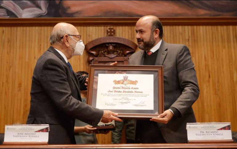 El rector general de la UdeG, Ricardo Villanueva Lomelí, le colocó la medalla representativa de este Doctorado Honoris Causa al investigador Sarukhán. EL INFORMADOR / C. Zepeda