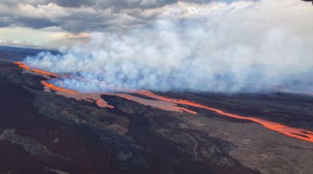 El Mauna Loa, considerado como el volcán más grande del mundo, entro en erupción a la medianoche del domingo y dejo ver caminos de lava impresionantes. TWITTER/@USGSVolcanoes