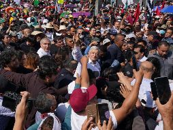 El Presidente Andrés Manuel López Obrador recibió el apoyo de millones de personas ayer domingo. AP/F. Llano