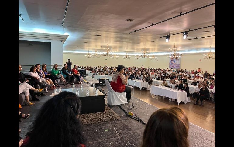 Beatriz Paredes reúne a mil 200 mujeres en Guadalajara