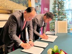 El cónsul mexicano en Nueva York, Jorge Islas López y el asesor en jefe de la Fiscalía de Manhattan, Jordan Stockdale, firman el documento de devolución. EFE/Consulado México Nueva York