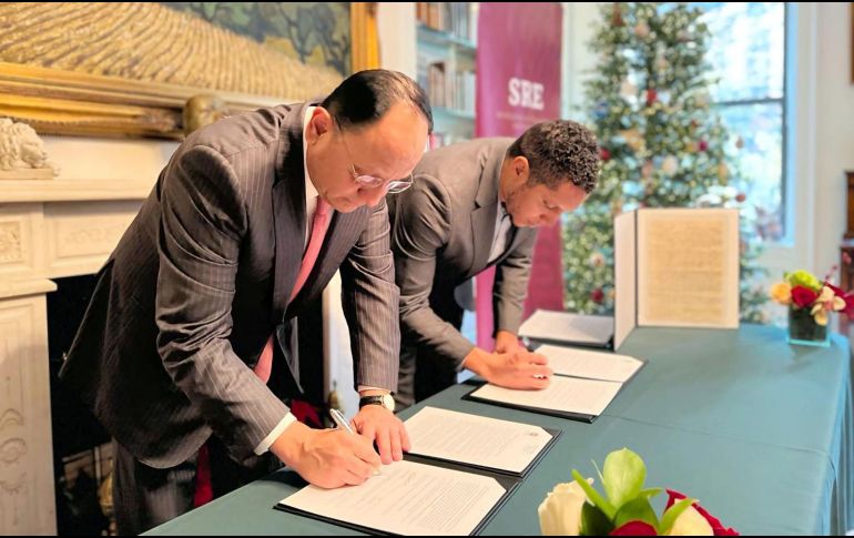 El cónsul mexicano en Nueva York, Jorge Islas López y el asesor en jefe de la Fiscalía de Manhattan, Jordan Stockdale, firman el documento de devolución. EFE/Consulado México Nueva York