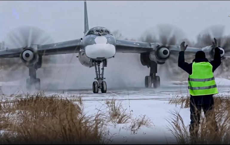 Un bombardero ruso Tu-95 se prepara para despegar y unirse a las maniobras. AP/Ministerio Ruso de Defensa