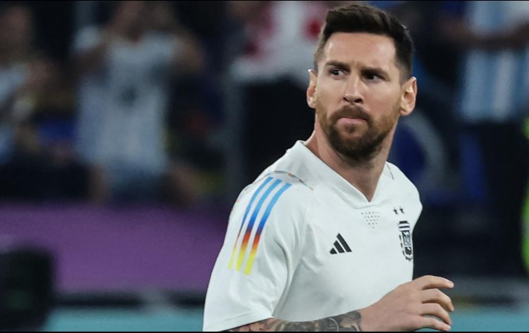 En el festejo, da la impresión que Messi patea una camiseta de la selección mexicana cuando intenta quitarse el botín derecho. AFP / G. Cacace