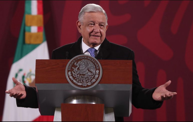 En el Salón Tesorería, López Obrador exhibe un mensaje que Ferriz de Con escribió en redes sociales. EFE / S. Gutiérrez