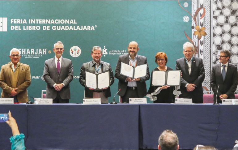 Momento de la firma entre autoridades del Museo de Ciencias Ambientales, el Museo del Mañana y el Museo Interactivo de Economía. CORTESÍA