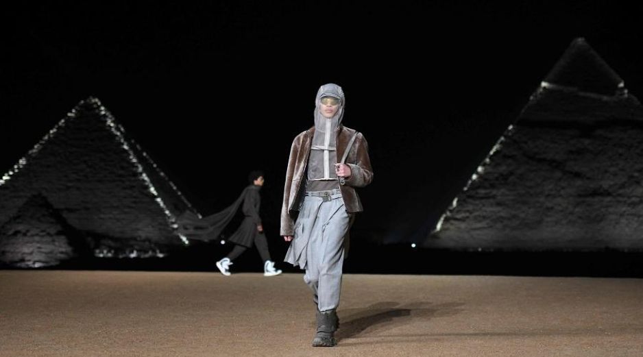 Este es el segundo desfile de moda de una marca de ropa europea en una zona de pirámides en Egipto. AFP/A. Hasan