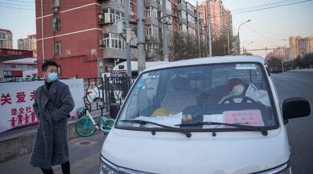 Un trabajador sanitario duerme dentro de su vehículo en Pekín. Las protestas contra la política de COVID Cero y las afectaciones a la economía también han relajado a las autoridades. EFE/H. Wu