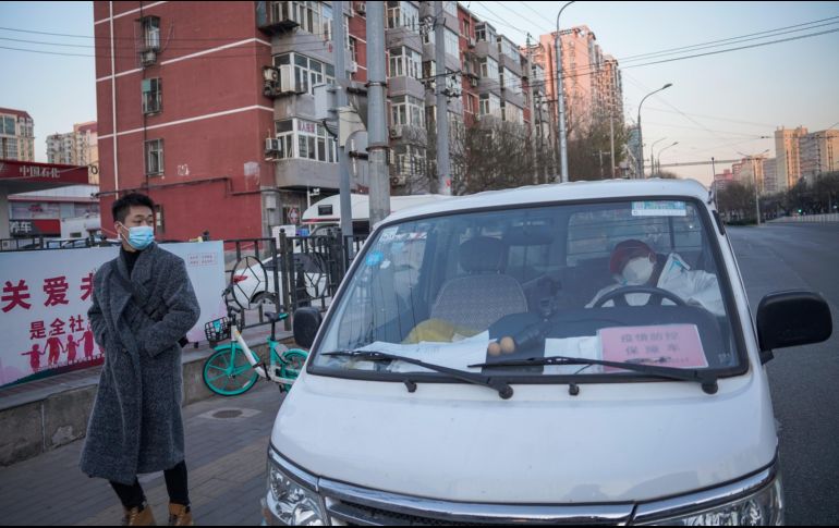Un trabajador sanitario duerme dentro de su vehículo en Pekín. Las protestas contra la política de COVID Cero y las afectaciones a la economía también han relajado a las autoridades. EFE/H. Wu