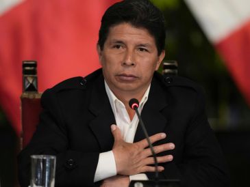 Pedro Castillo dijo en un mensaje por la televisión pública que se convocará en la "mayor brevedad" a elecciones para un nuevo Congreso con facultades constituyentes. AP / M. Mejía