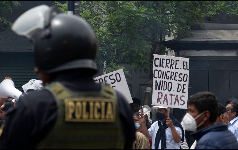 Los simpatizantes del presidente Pedro Castillo han salido a las calles de Lima a mostrar su apoyo, vigilados por los cuerpos policiacos. AFP / C. Bouroncle