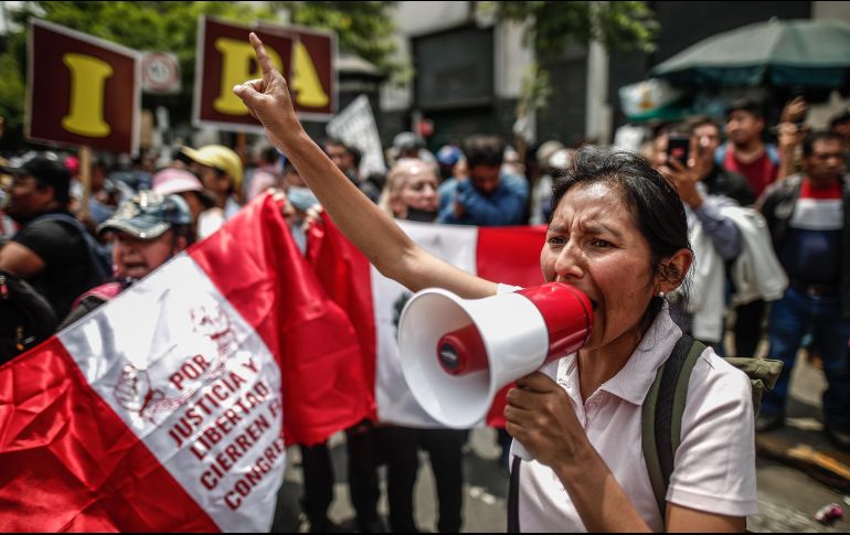 Manifestantes y simpatizantes del Pedro Castillo salen a las calles para mostrar su apoyo el destituido presidente peruano. EFE / A. Mejía