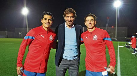 En el entrenamiento que el Rebaño sostuvo ayer en España, recibieron la visita de Raúl González, histórico jugador de la Selección de España y del Real Madrid. ESPECIAL/Chivas