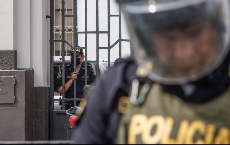 Policías vigilan la Prefectura donde se encuentra el presidente Pedro Castillo hoy, en Lima. EFE/A. Mejía