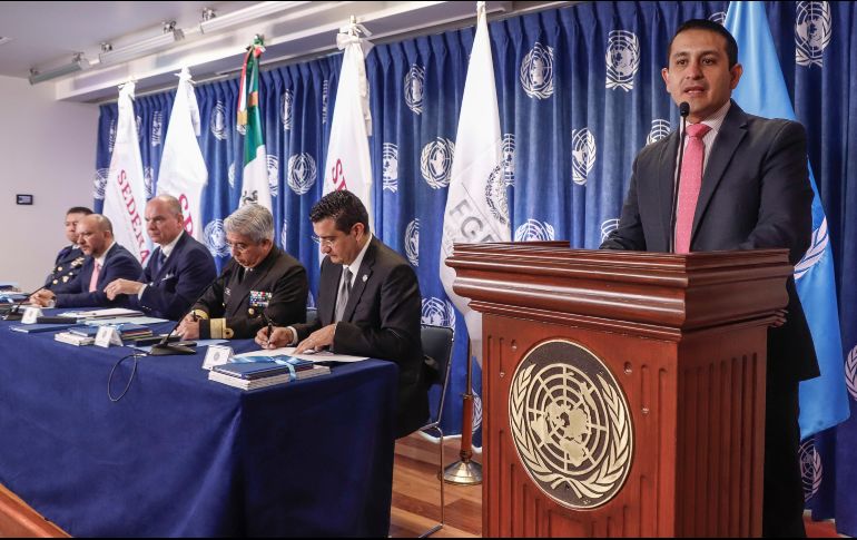 Alfredo Ruiz López (d) habla durante el informe “México, Monitoreo de Plantíos Ilícitos de Amapola 2019-2020” este jueves en la Ciudad de México. EFE/I. Esquivel