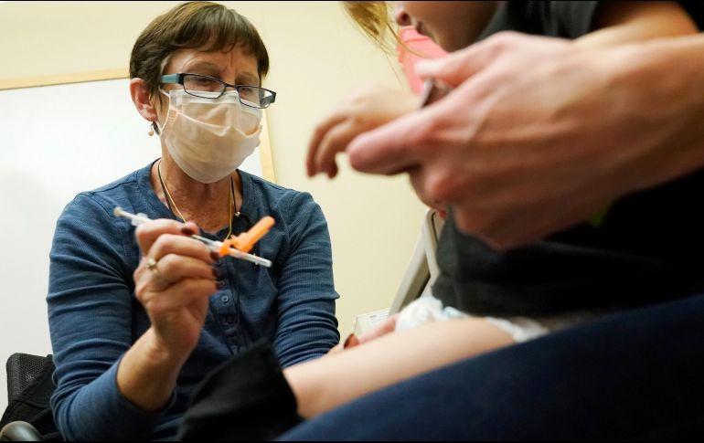 Una enfermeda aplica una vacuna anticovid a un niño en un centro de salud de Seattle. AP/ARCHIVO