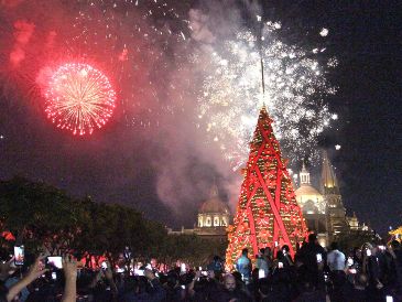 El Festival de Invierno Ilusionante 2022 inició anoche. El encendido del árbol de Navidad en plaza de la Liberación abrió el programa. EL INFORMADOR/A. Camacho