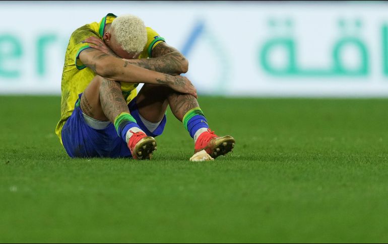 Tras ser eliminado, Neymar rompió en llanto en el medio campo por lo que tuvo que ser consolado por Dani Alves y parte del cuerpo técnico. Xinhua/X. Yijiu