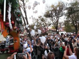 Además por la tarde, mientras el Mariachi Femenil Nuevo Tecalitlán, cantaba, el público que se congregó a esa hora, coreban las canciones los seguidores reunidos. EL INFORMADOR / A. Camacho
