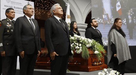 López Obrador monta la primera guardia de honor, acompañado la familia del gobernador Barbosa; así como por el secretario de gobernación,los secretarios de la Defensa y de Marina. TWITTER / @Gob_Puebla