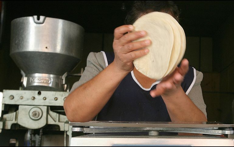 La tortilla es uno de los alimentos básicos en la dieta de los mexicanos, por eso su precio tiene gran impacto en las finanzas familiares. EL INFORMADOR / ARCHIVO