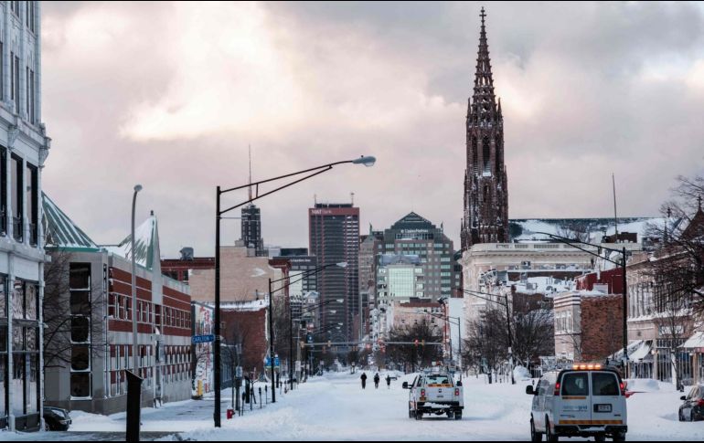 El centro de la ciudad de Buffalo luce desolado ante la constante nevada que azota a los Estados Unidos. AFP