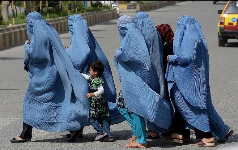 Los talibanes justifican su decisión argumentando que las mujeres incumplen las leyes de vestimenta. AFP/ Archivo