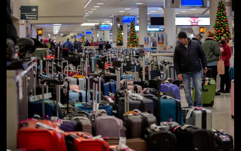 Pasajeros en todo el  territorio de Estados Unidos sufren las consecuencias por los vuelos cancelados por el clima durante las fiestas de Navidad y Año Nuevo. AFP