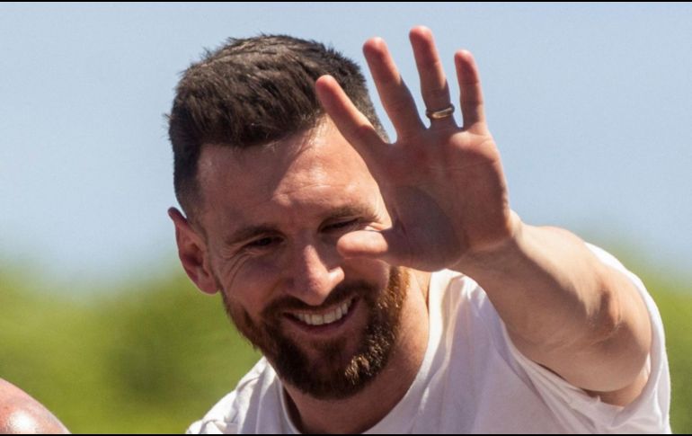 A pesar de que Messi se encuentra disfrutando de un merecido descanso después de conquistar la Copa del Mundo, el futbolista también se dio tiempo de dar autógrafos. AFP/ ARCHIVO