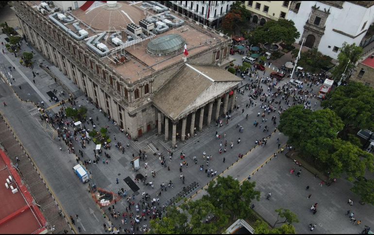 Las personas evacuaron los edificios en el Centro de Guadalajara debido al sismo. EL INFORMADOR / ARCHIVO