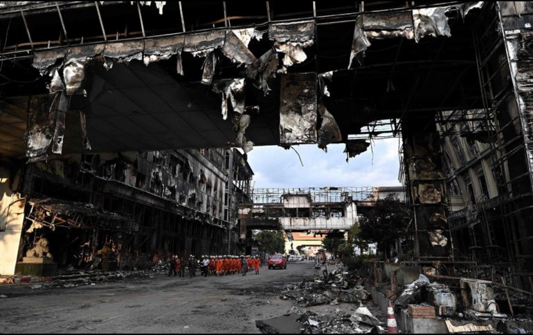 Las víctimas del suceso buscaron refugio en balcones y el alféizar de las ventanas para intentar escapar de las llamas que consumieron el complejo. AFP