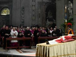 Los restos del Papa Benedicto quedaron expuestos hoy en la basílica de San Pedro del Vaticano para que puedan despedirse los fieles. EFE / Prensa Vaticana