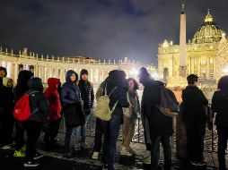 Fieles esperan para despedir al papa emérito Benedicto XVI en una capilla ardiente instalada en la basílica de San Pedro en el Vaticano. EFE / C. Cabrejas