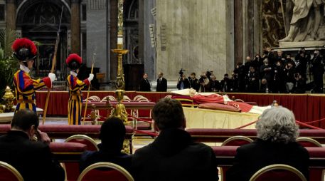 El cuerpo sin vida del Papa emérito Benedicto XVI permanece en la capilla ardiente instalada en la nave central de la Basílica de San Pedro del Vaticano, delante del llamado altar de la confesión, junto al famoso baldaquino de Bernini. EFE  / C. Cabrejas