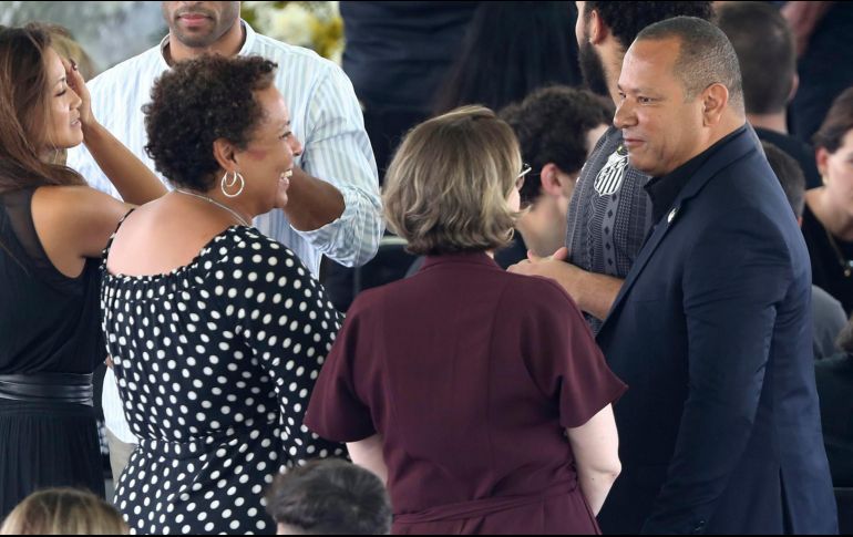 La hija de Pelé, Kelly Cristina (i), habla con el padre de Neymar, Neymar da Silva Santos (d), durante el velatorio de Edson Arantes do Nascimento 