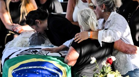 Entre lágrimas, porras y aplausos, despidieron al Rey Pelé. AFP/Nelson Almeida