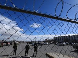 Integrantes del Ejercito mexicano refuerzan la seguridad en la zona del penal donde se registró una fuga y un motín, en Ciudad Juárez. EFE/L. Torres