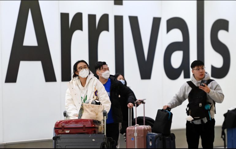 Viajeros provenientes de China se encontrarán con restricciones a su llegada a suelo Europeo. EFE/E. Rain